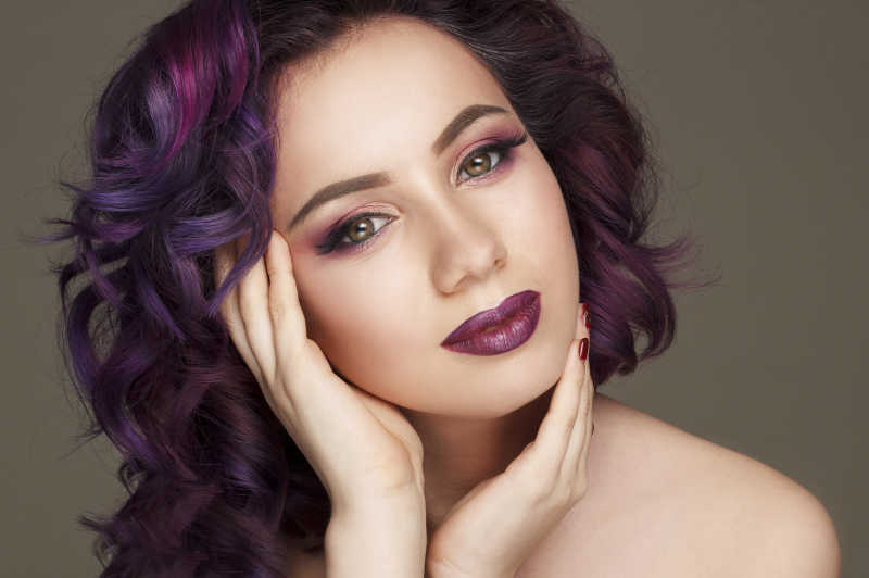 紫色头发性感模特