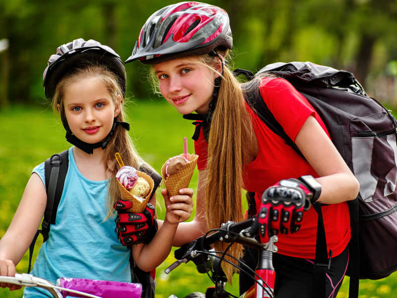 骑自行车吃冰淇淋的女孩