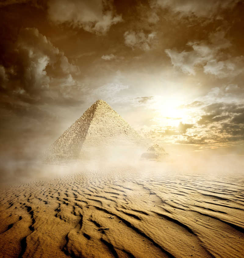 沙漠风暴中的金字塔