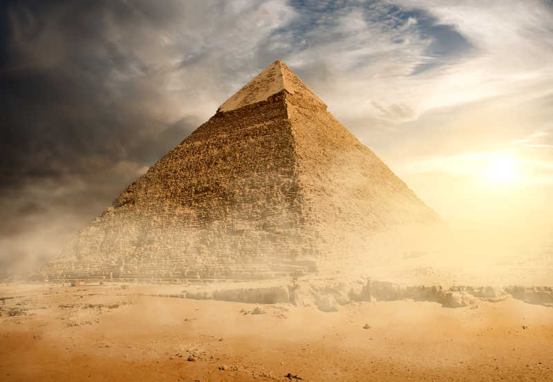 灰云下的沙尘金字塔