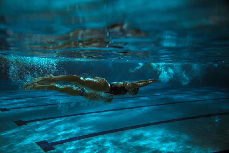 游泳池水下的两名游泳运动员