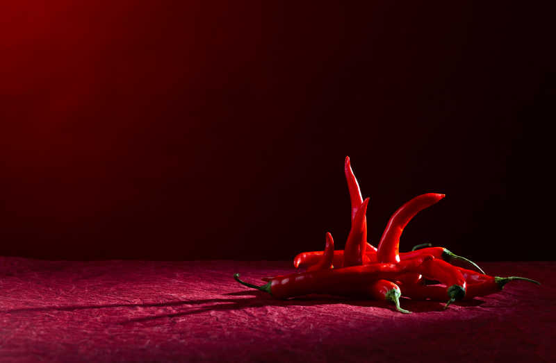 红色桌面上的红色辣椒