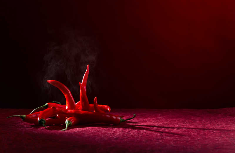红色桌布上的红色辣椒