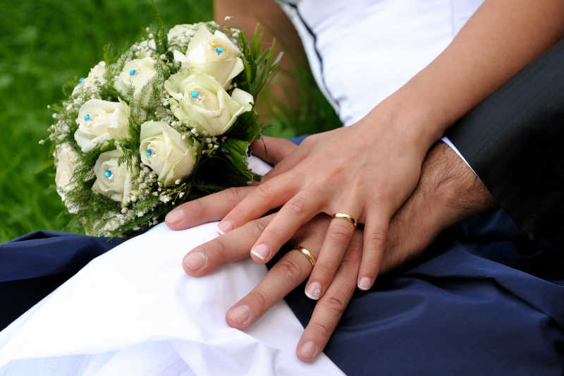 新婚夫妇的两只带戒指的手
