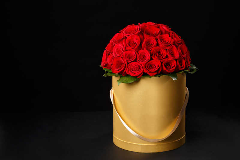 金色礼品盒里的红色玫瑰花束