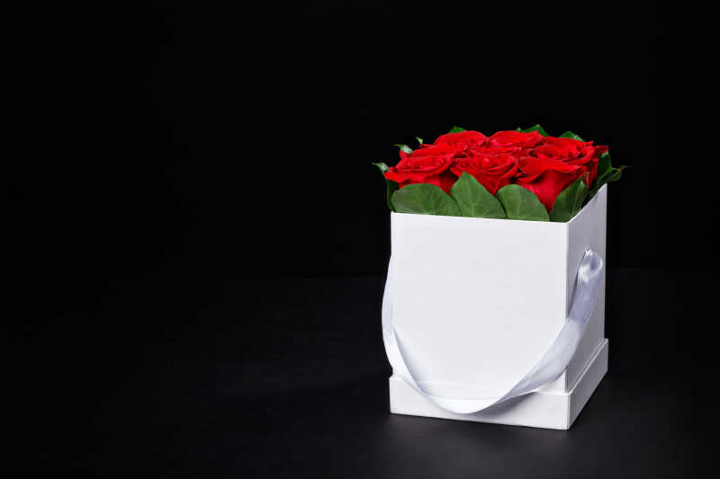 白色礼品盒里红色玫瑰花束