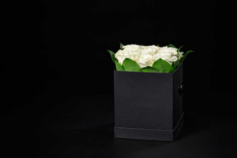 黑色礼品盒里的白色玫瑰花束