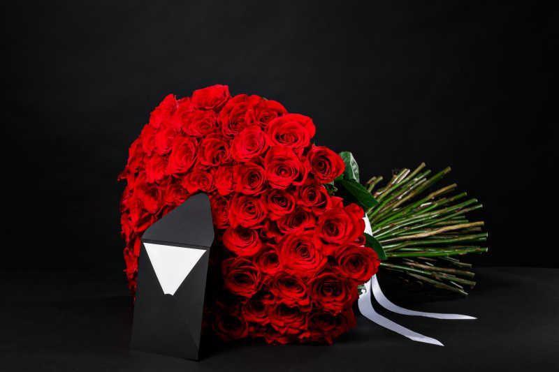 红色玫瑰花束与黑色卡片