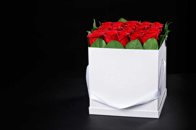 白色礼品盒里的红色玫瑰花束