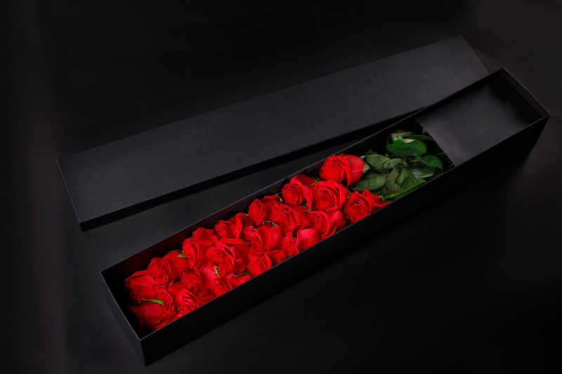 黑色礼品盒里的红色玫瑰花束