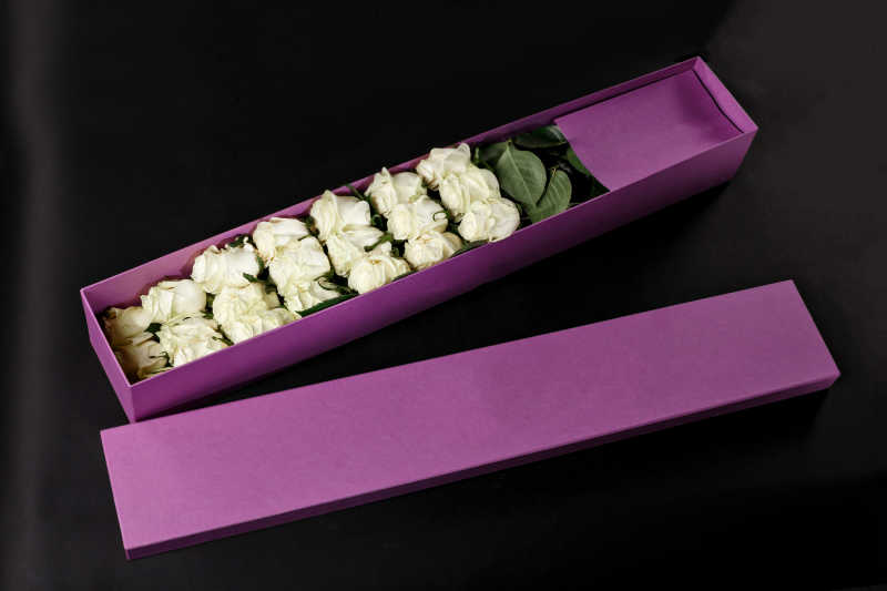 紫色礼品盒里的白色玫瑰花束