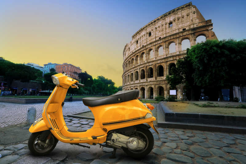 停在古罗马竞技场旁的黄色摩托车