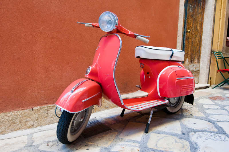 停在街边的可爱的红色小摩托车