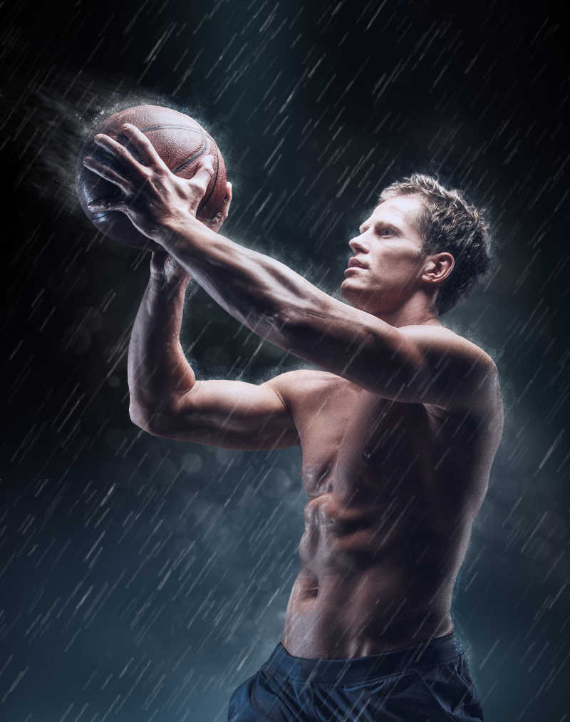雨天打篮球的运动员