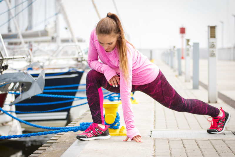 女孩穿着运动服在海港锻炼