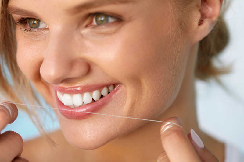 口腔健康美丽笑容的女人闪耀着健康的牙齿