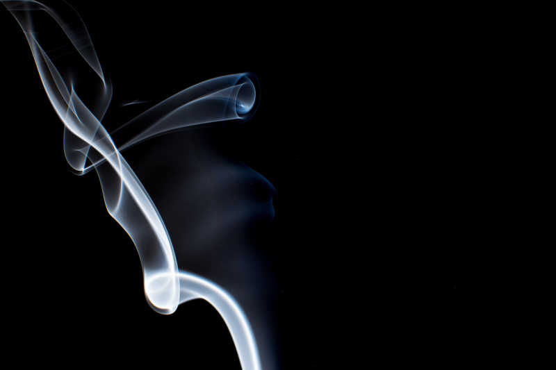 黑色背景上的发光的烟雾