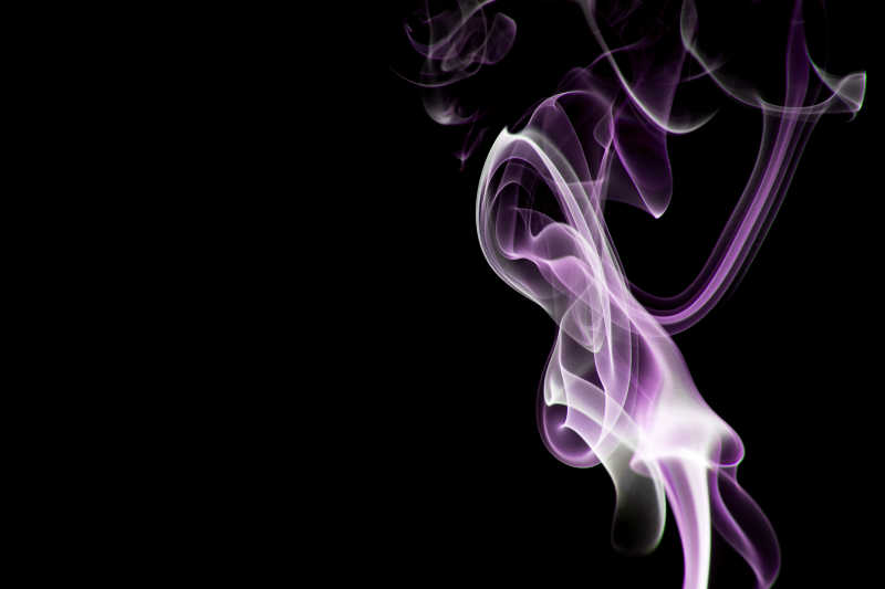 放在黑色背景上的紫色烟雾