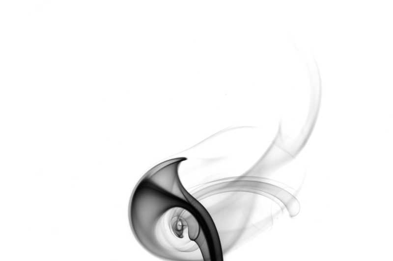 白色背景上的飘逸的黑色烟雾