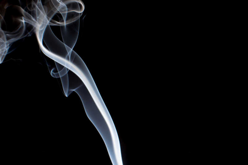 黑色背景上的白色飘逸的烟雾
