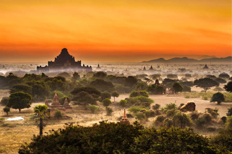 缅甸巴甘上空的日出美景