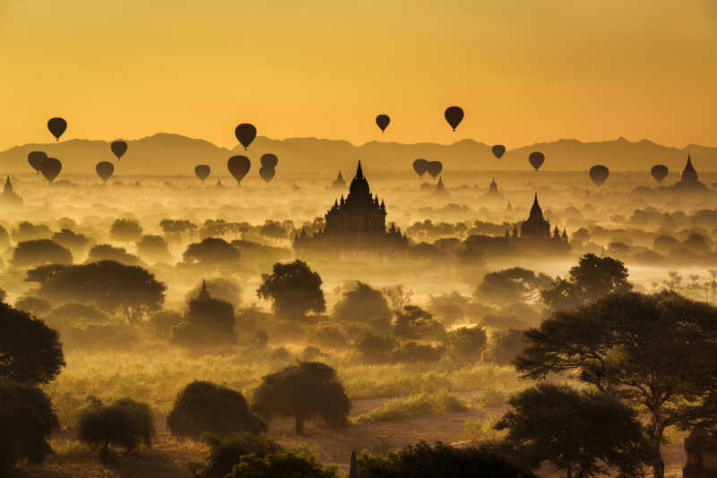 在缅甸巴甘上方有许多热气球的日出风景
