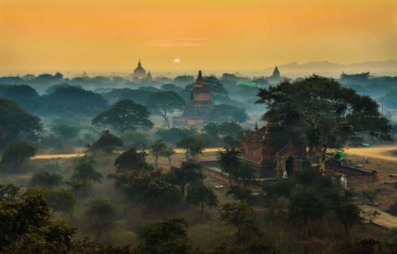 缅甸巴甘上空的日出风景