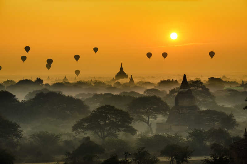 在缅甸巴甘上方有许多热气球的美丽日出风景