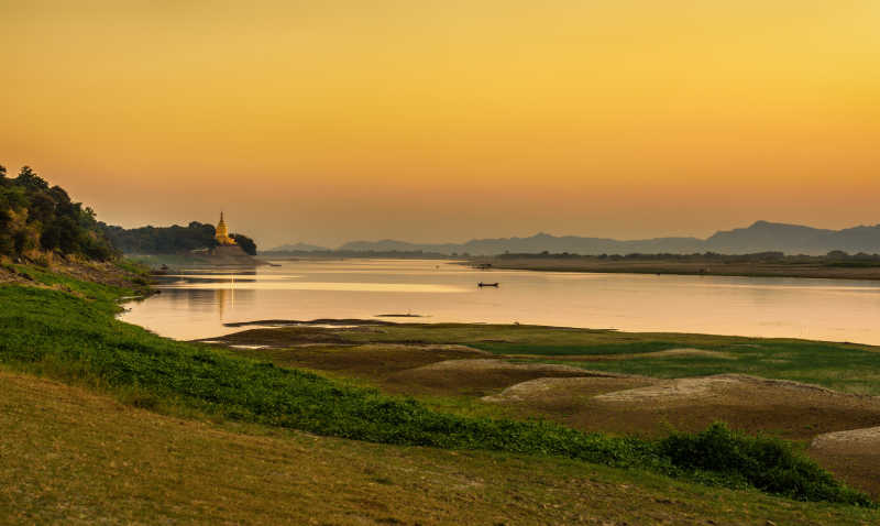 巴甘Irrawaddy上空的日落
