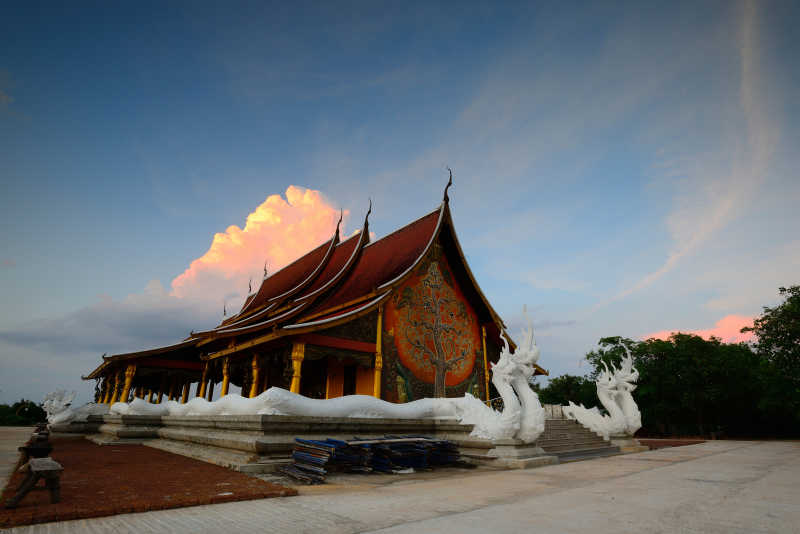 黄昏下的泰国寺庙