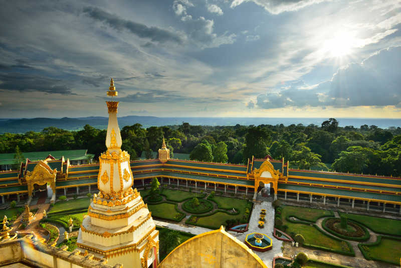 阳光下的泰国寺庙