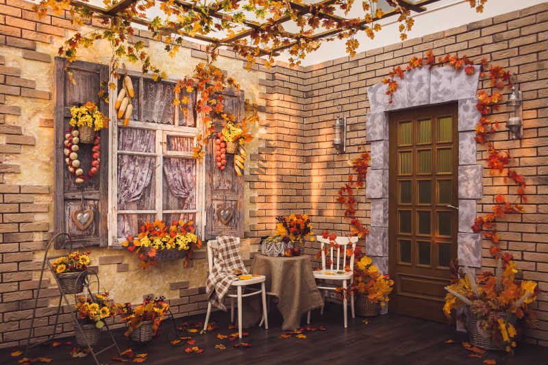 乡村别墅挂满了秋天装饰的后院阳台