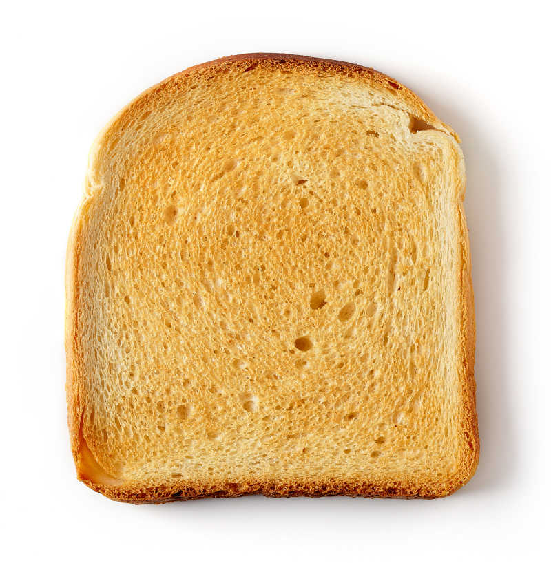 白色背景上的一片烤面包