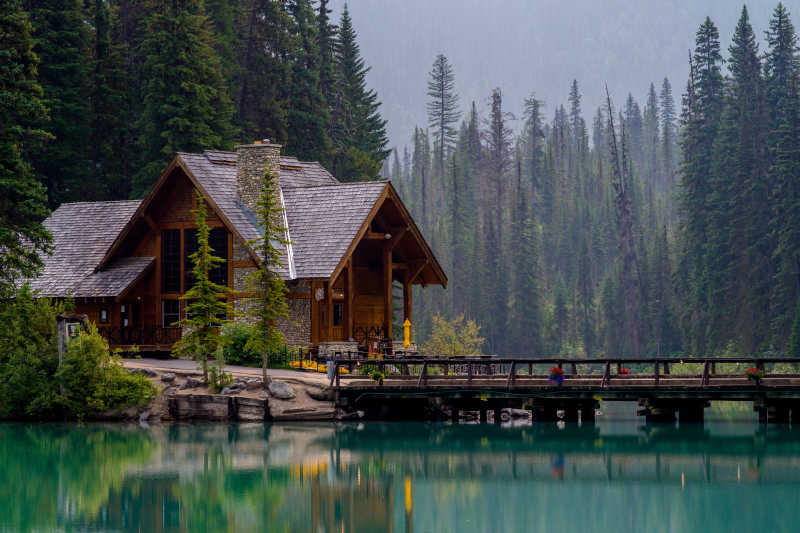 加拿大翡翠湖边的美丽小屋