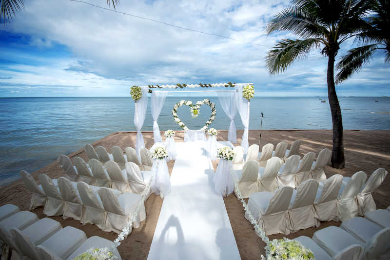 热带海滩上的美丽的婚礼场景