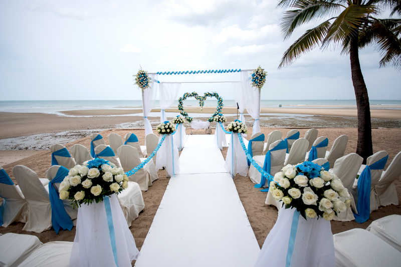 海滩上精美的白色调婚礼场景