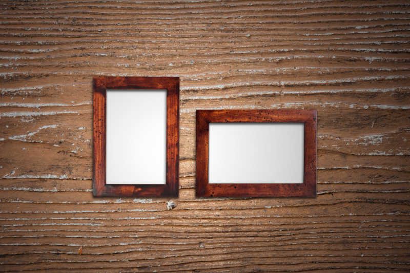 木墙上两个空白的相框