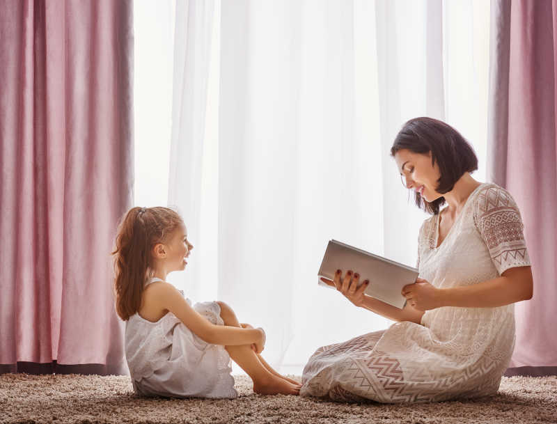 母亲给女儿读故事书