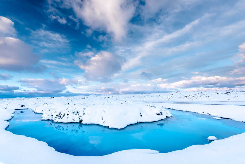 蓝天白云下的冬季冰岛景观