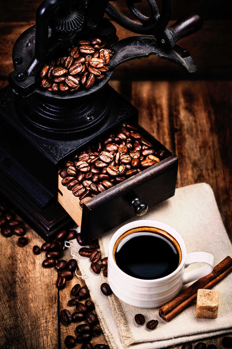 咖啡与咖啡豆背景的特写镜头