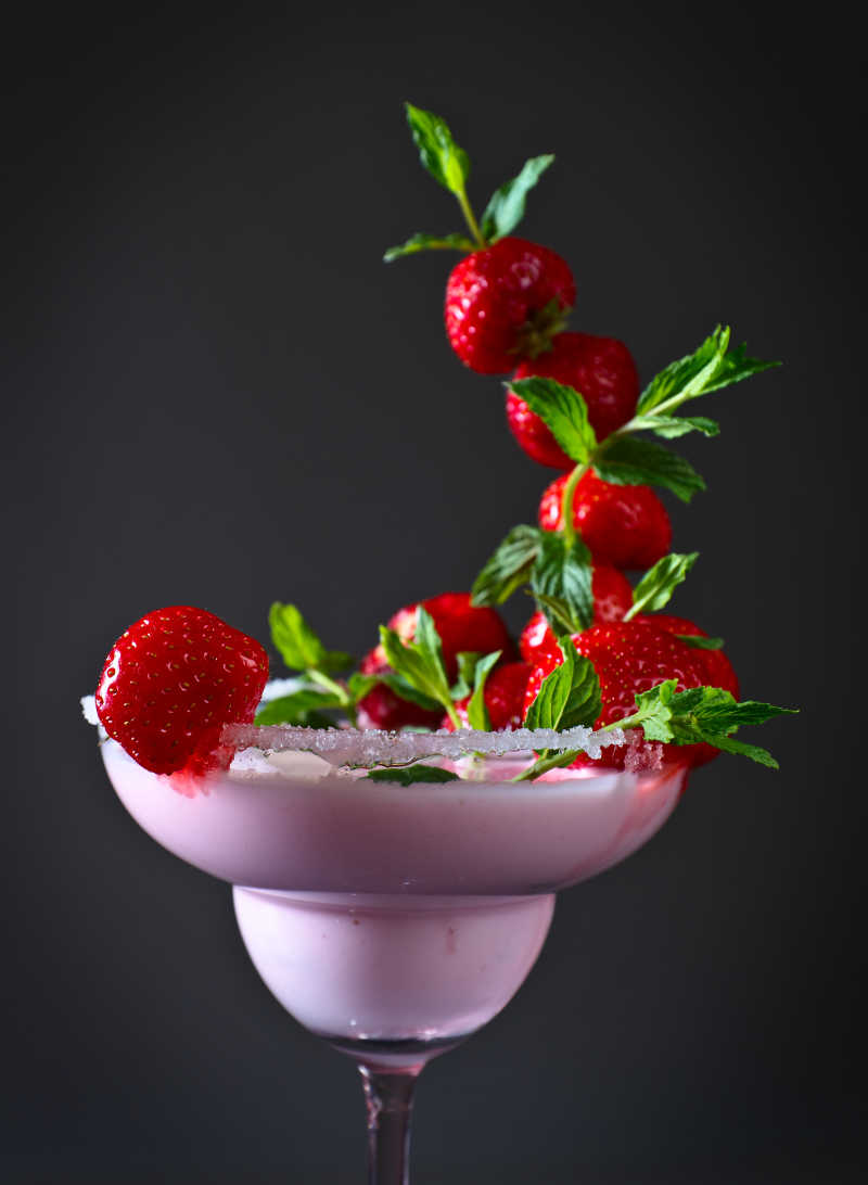 草莓薄荷装饰的草莓鸡尾酒