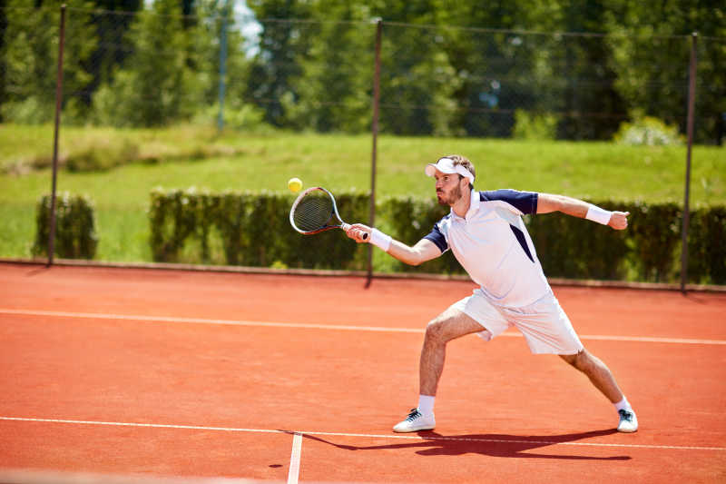 网球场上网球运动员击球