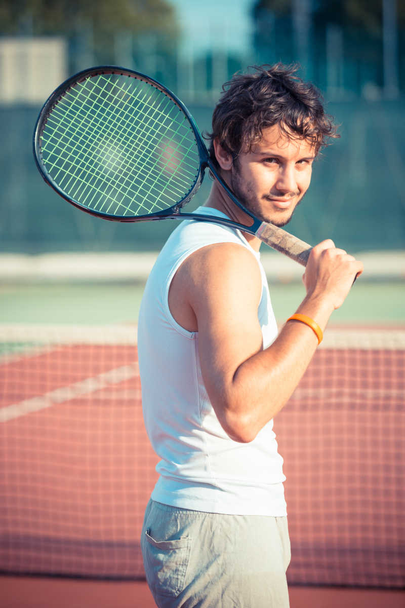 打网球的年轻男人