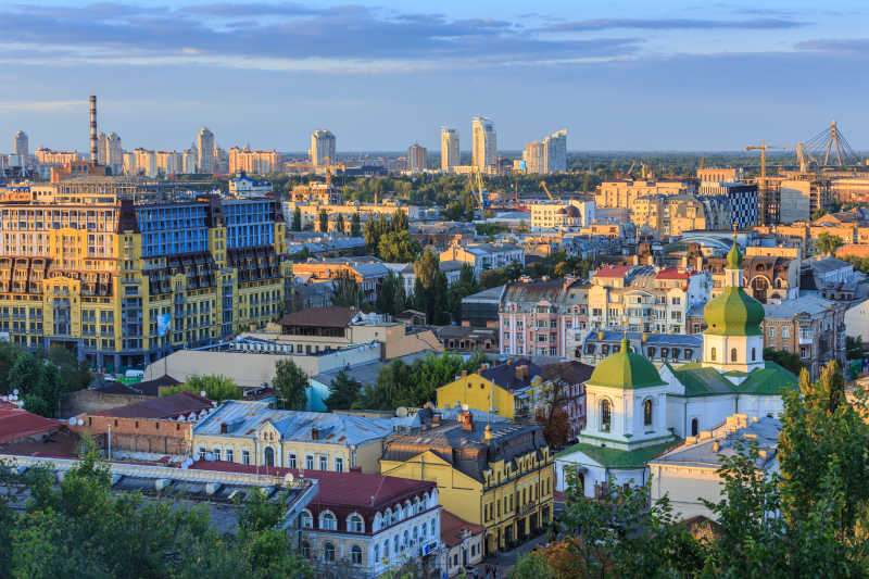蓝天白云下鸟瞰从城堡山到Kyiv城的风景