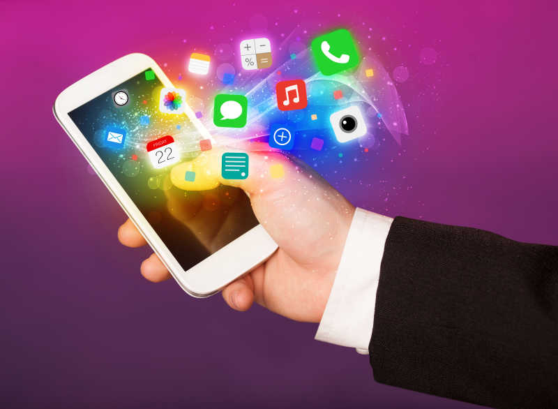 紫色背景下的智能手机中的彩色应用程序图标