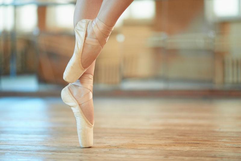 踮起脚的芭蕾演员的脚