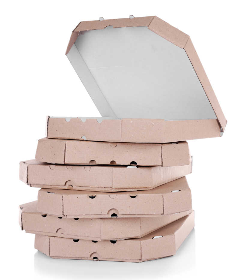 白色背景下成堆的披萨盒子
