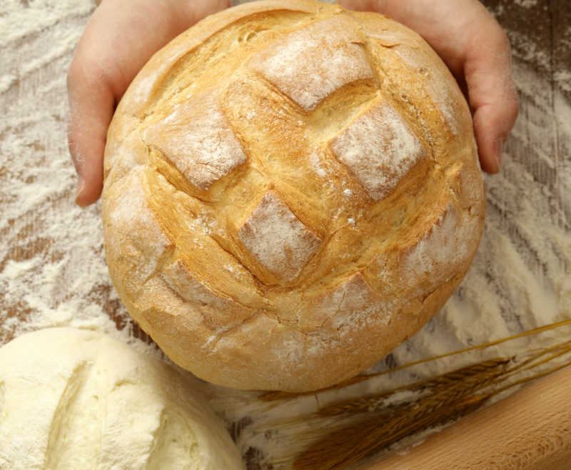 厨师手里拿着美味的有机面包