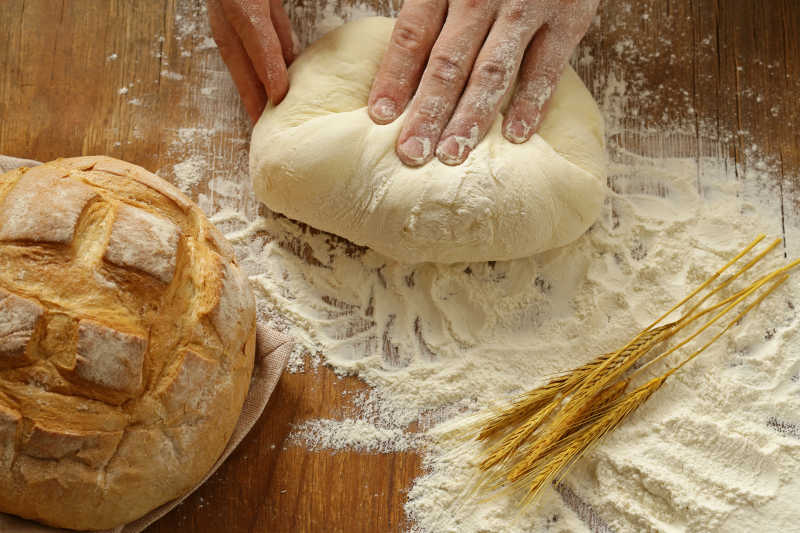 厨师在用有机面粉制作面包