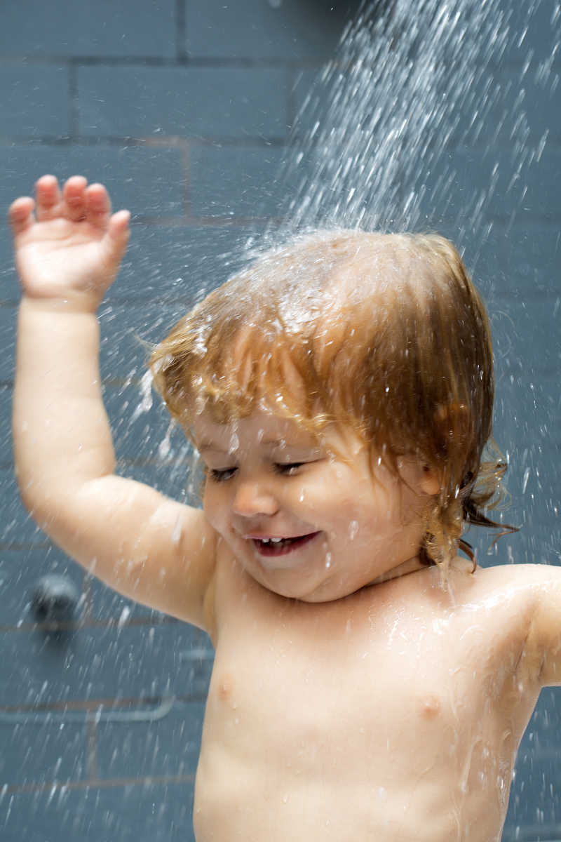 可爱的金发小男孩在洗澡